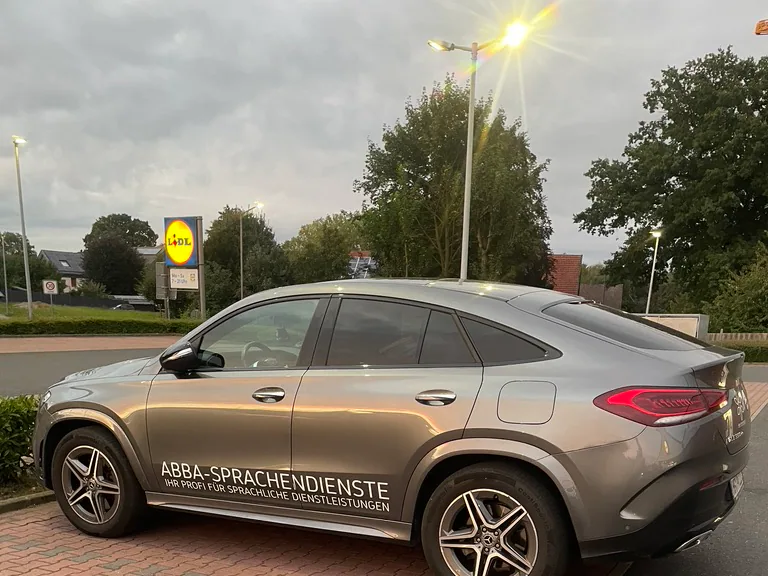 Fahrzeug von ABBA-Sprachendienste mit sichtbarer Unternehmensbeschriftung