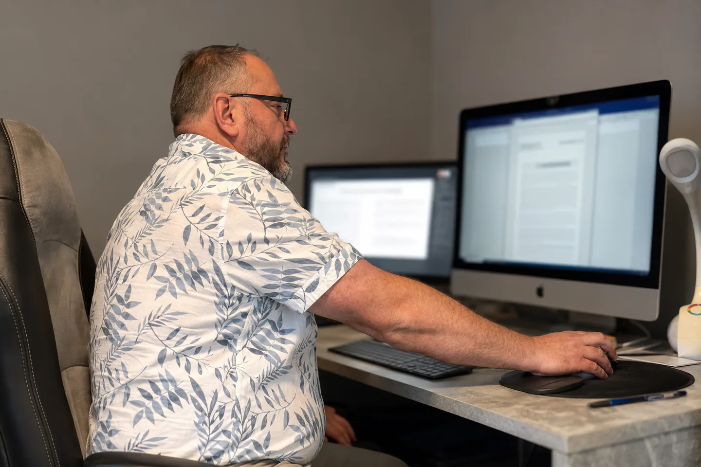 Parviz Abbasov bei der Arbeit an Übersetzungsunterlagen am Computer