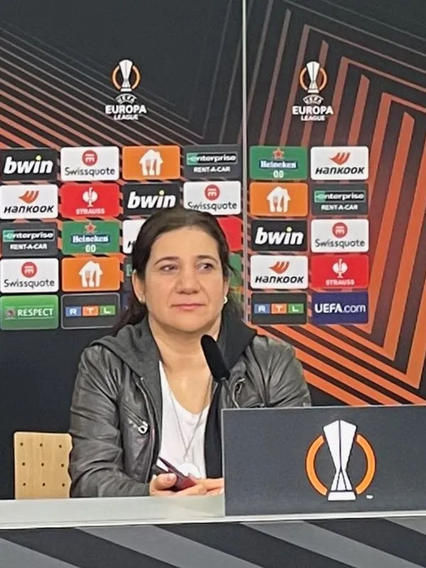 Saiga Abbasova mit Headset bei einem internationalen Fußballtermin